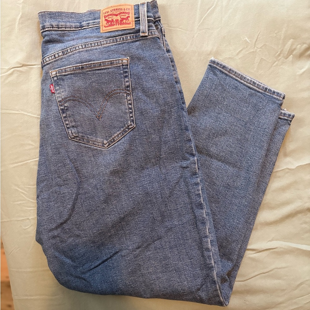 LEVI’S MOM JEANS